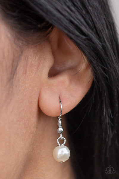 Paparazzi Bow Before The Queen